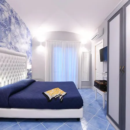 アパートホテル Casamalfi Centro Storico 2*